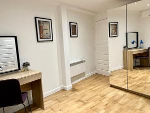 een kamer met een bureau en een spiegel in een kamer bij Palmer Apartment, 3 guests, Free Wifi, Great Transport Links, close to Uni, Hospital & Town Centre in Reading