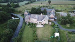 een luchtzicht op een groot huis met een weg bij La Longre in Cerisy-la-Forêt