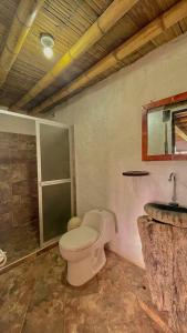 uma casa de banho com um WC e um lavatório em Hotel Rancho Maju em San Agustín