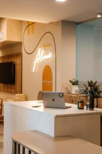 an office with a laptop on a counter at En Pausa in San Rafael