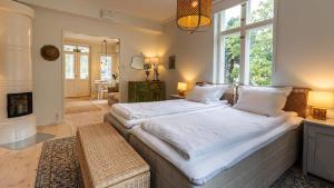 a bedroom with a large bed in a room at Villa Maija 4 Upperside in Hanko