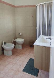La salle de bains est pourvue de toilettes, d'un bidet et d'un lavabo. dans l'établissement LA POLVERISTA Appartamento riservato e comodo, 