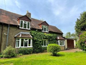 a house with ivy on the side of it at EasyRest - Spacious Detached House - 10 Beds - 5 Bedrooms - 4 Bathrooms - Secure Parking 5 Vehicles - Excellent Road Links - Perfect for Contractors & Large Groups in Grantham