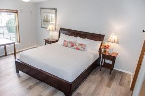 a bedroom with a large bed with two tables and two lamps at Peak View Corvallis - Spacious Outdoor Dining w/Fire Table - Close to Downtown & OSU in Corvallis