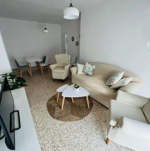 sala de estar con sofá y mesa en Apartamento Almazara, en Valencia de Alcántara