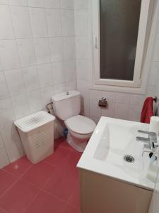 uma casa de banho branca com um WC e um lavatório em Precioso Apartamento en Baiona Zona Centro em Baiona