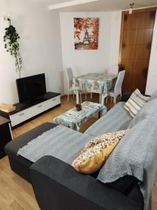 uma sala de estar com um sofá e uma mesa em Precioso Apartamento en Baiona Zona Centro em Baiona