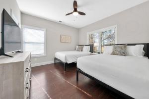 1 Schlafzimmer mit 2 Betten und einem Deckenventilator in der Unterkunft Family Friendly New Luxury Home Centrally located in Atlanta