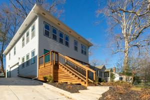 ein weißes Haus mit einer Veranda und einem Haus in der Unterkunft Family Friendly New Luxury Home Centrally located in Atlanta