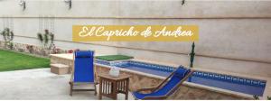 Granátula de Calatrava的住宿－EL CAPRICHO DE ANDREA,，一个带两把椅子的庭院和一个游泳池