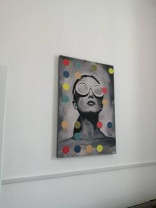 une peinture d'une femme avec des lunettes sur un mur dans l'établissement Perfect apartment - close to the train station, à Cork