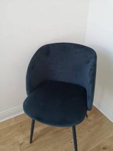 a dark blue chair sitting in a room at Perfect apartment - close to the train station in Cork