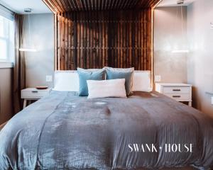Postel nebo postele na pokoji v ubytování Swank House- Downtown Suite-Pet Friendly