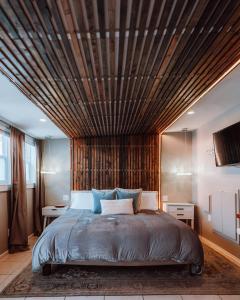 Postel nebo postele na pokoji v ubytování Swank House- Downtown Suite-Pet Friendly