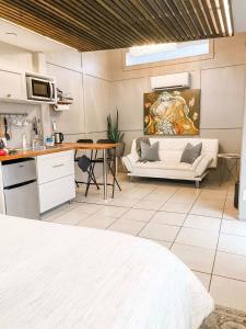 Kuchyň nebo kuchyňský kout v ubytování Swank House- Downtown Suite-Pet Friendly