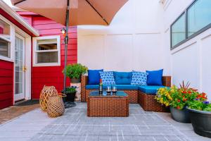 Posezení v ubytování Swank House- Downtown Suite-Pet Friendly