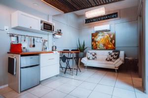 Kuchyň nebo kuchyňský kout v ubytování Swank House- Downtown Suite-Pet Friendly