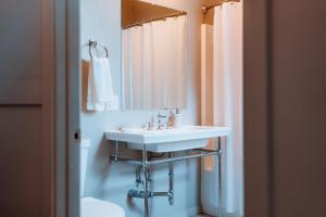Koupelna v ubytování Swank House- Downtown Suite-Pet Friendly