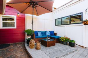 Posezení v ubytování Swank House- Downtown Suite-Pet Friendly