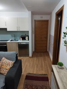 uma sala de estar com um sofá e uma cozinha em Precioso Apartamento en Baiona Zona Centro em Baiona