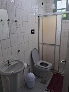 Et badeværelse på Apartamento em Jacaraipe ES 3 quartos