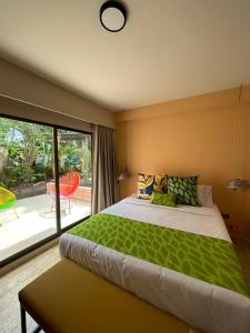 1 dormitorio con cama grande y ventana grande en Del Trópico sopetrán en Sopetran