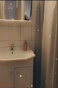 een badkamer met een wastafel en een spiegel bij Evaggelia's Apartments 3 Διαμονή στο χωριό 