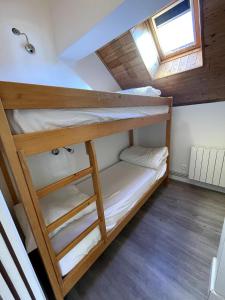 a bunk bed room with two bunk beds and a window at Chalet Saint-Patrick - Le Famillial in Vars