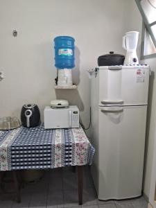 Príslušenstvo na prípravu kávy alebo čaju v ubytovaní Apartamento em Jacaraipe ES 3 quartos