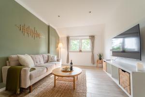 a living room with a couch and a tv at Charmante Stadtwohnung in Essen