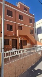 a building with a fence in front of it at Apartamento Almogrote in San Isidro