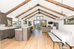una cucina e un soggiorno con un grande letto in una camera di Beaver Lake View by Tahoe Getaways - Pet Friendly 3 BR with Hot Tub, Wood Fireplace & Close to Skiing a Kings Beach