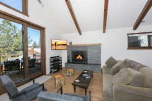un soggiorno con divano e camino di Beaver Lake View by Tahoe Getaways - Pet Friendly 3 BR with Hot Tub, Wood Fireplace & Close to Skiing a Kings Beach