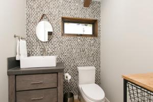 un bagno con un water, un lavandino e uno specchio di Beaver Lake View by Tahoe Getaways - Pet Friendly 3 BR with Hot Tub, Wood Fireplace & Close to Skiing a Kings Beach Altre 18 foto