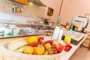 a bowl of fruit on a counter in a kitchen at Soggiorno Boccuti in Montella