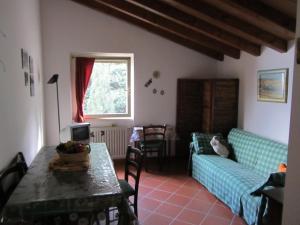 a living room with a couch and a table at Appartamento San Vito in Cremia