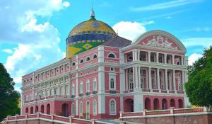 un grand bâtiment avec un dôme en haut dans l'établissement 3D Hotel, à Manaus