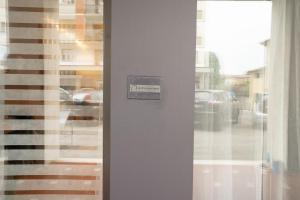 una puerta con una señal en un lateral de una ventana en A 3 minuti dal centro storico In Style Apartment con parcheggio gratuito en Bassano del Grappa