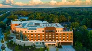 an overhead view of a large building with trees at Hotel Spice & Sky Atlanta Perimeter in Atlanta