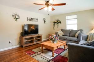 sala de estar con sofá y TV en Sevierville Home with Hot Tub about 4 Mi to Dollywood!, en Sevierville