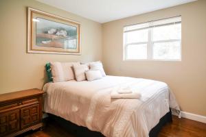 1 dormitorio con 1 cama con una foto en la pared en Sevierville Home with Hot Tub about 4 Mi to Dollywood!, en Sevierville