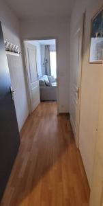 une chambre vide avec un couloir doté d'un canapé et une chambre avec dans l'établissement Appartement Duplex T3 6 personnes les Orres 1800 Tout Confort Pied des Pistes, aux Orres 5 autres photos