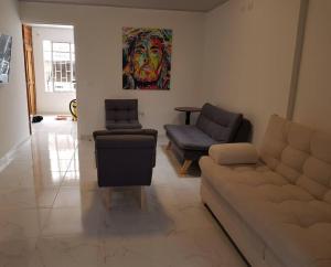 a living room with a couch and a chair at Apartamento1 bien ubicado en Tuluá in Tuluá