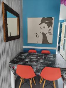 comedor con mesa y sillas rojas en Apartamento Piles Playa, en Piles