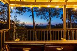 dondolo con vista sulle montagne di King Beds, VIEWS, Fire Pit, Spa, No Fees, New, Private, Games a Sevierville
