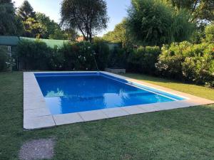 a small blue swimming pool in a yard at El Descanso in Roldán