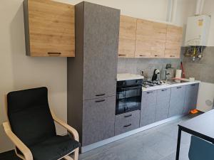 Kuchyň nebo kuchyňský kout v ubytování Appartamenti Lungo Fiume 506