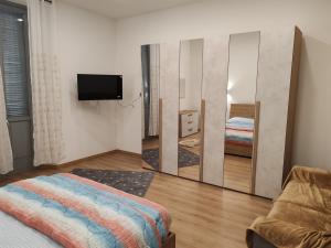 Postel nebo postele na pokoji v ubytování Appartamenti Lungo Fiume 506