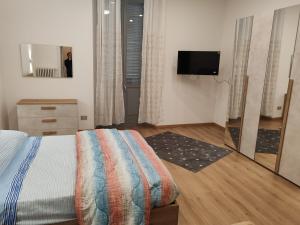 TV a/nebo společenská místnost v ubytování Appartamenti Lungo Fiume 506