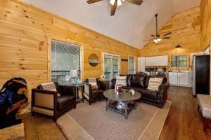 Kuchyň nebo kuchyňský kout v ubytování King Beds, VIEWS, Fire Pit, Spa, No Fees, New, Private, Games + 23 fotografií